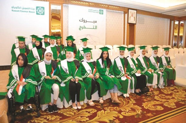 متفوقات الثانوية العامة يتابعن الحفل﻿