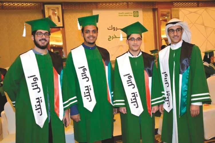 عدد من الطلبة المكرمين﻿