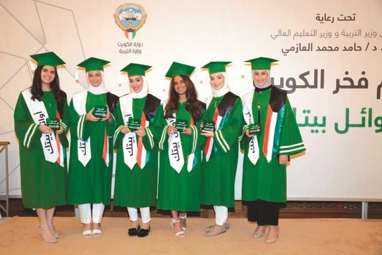 فرحة الطالبات المتفوقات بتكريم بيتك﻿