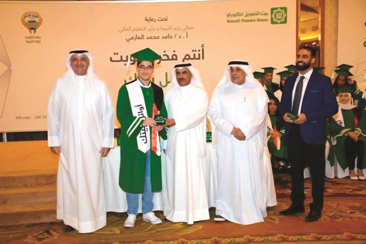 بيتك يكرم الأول على الثانوية العامة علاء الفراج﻿