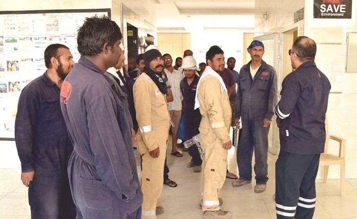 جانب من جولات اللجنة على العاملين الأجانب في مشروع الوقود البيئي﻿