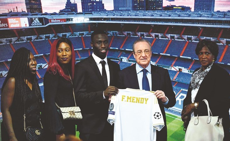 فلورينتينو بيريز يقدم فانيلة ريال مدريد لميندي بحضور عائلته (أ.ف.پ)﻿