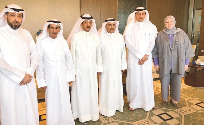 د. سعود الحربي مستقبلا رئيس النقابة صالح العازمي وأعضاء النقابة﻿