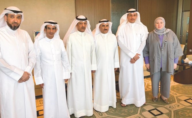 وكيل وزارة التربية د. سعود الحربي مستقبلا رئيس النقابة صالح العازمي واعضاء النقابة ﻿