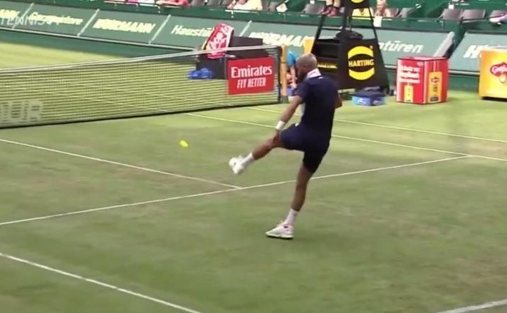 بالفيديو.. لاعبا تنس يتبادلان الكرة بأقدامهما بدلاً من المضارب