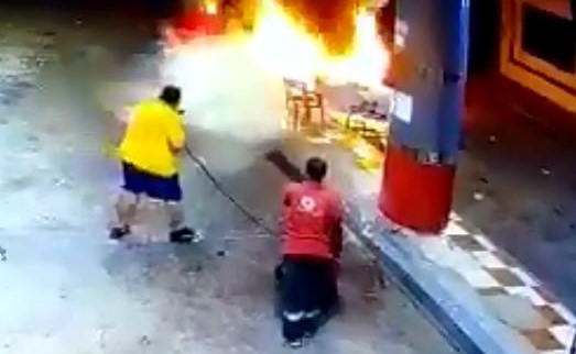 بالفيديو.. سيارة تصطدم بمضخة وقود.. وتصرّف شجاع من مواطن سعودي يمنع وقوع كارثة