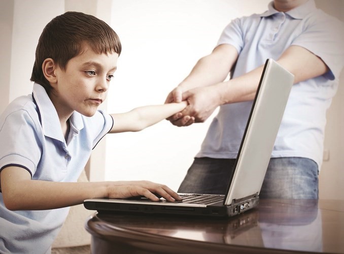 إدمان الأجهزة الإلكترونية عند الاطفال﻿