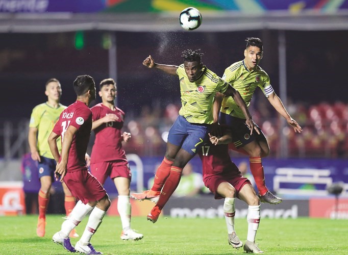 الكولومبي دوفان زاباتا وضع الكرة بذكاء في مرمى قطر	(أ.ف.پ)﻿