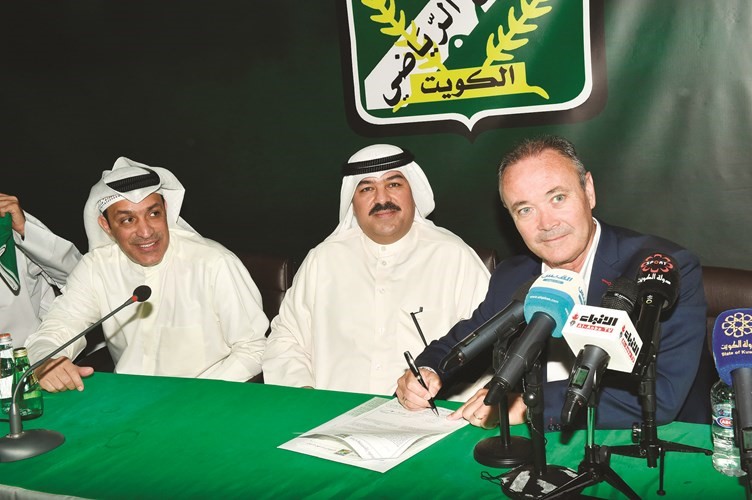 مارتينيز خلال التوقيع على عقد تدريب النادي العربي ﻿