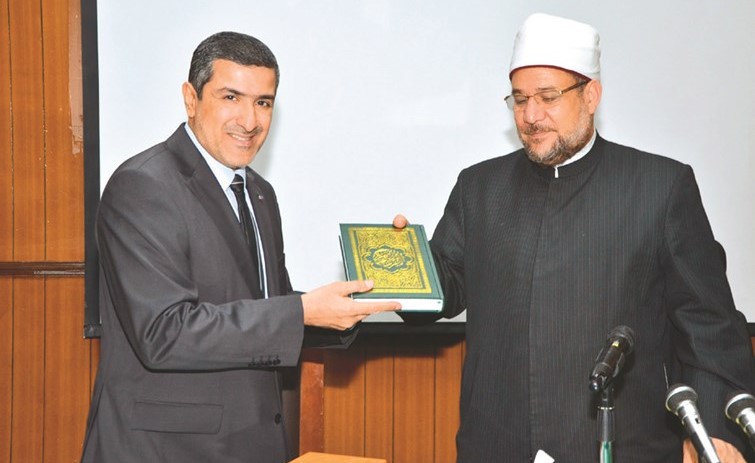 د.محمد جمعة يهدي درعا تذكارية إلى مدير المكتب الكويتي للمشروعات الخيرية إسماعيل الكندري﻿