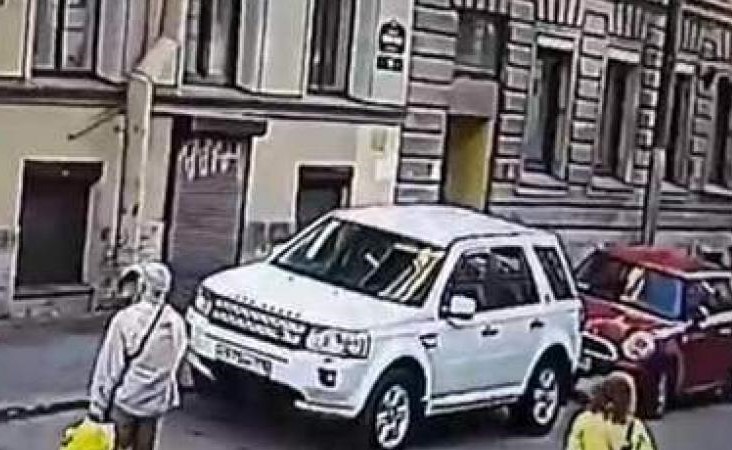 بالفيديو.. لقطات مروعة للحظة سقوط طفلة من الطابق الثالث على سيارة