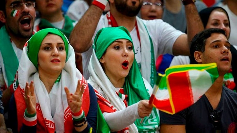 رئيس الفيفا يمنح إيران مهلة حتى منتصف يوليو لضمان دخول النساء إلى استادات كرة القدم