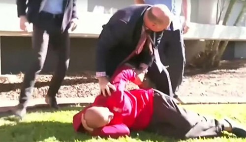 بالفيديو... شرطي أسترالي يعرقل رجلاً أفسد عليه مؤتمراً صحافياً