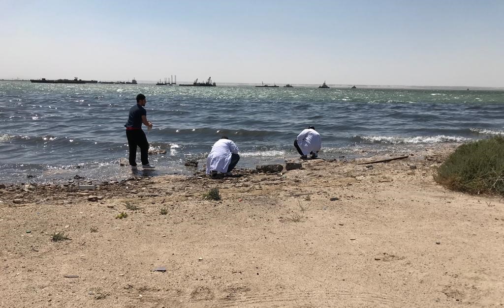 "البيئة" تكثف جهودها للتعامل مع بقعة زيت في "ساحل عشيرج"