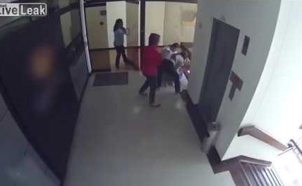 بالفيديو.. لحظة مهولة تظهر كيفية انقاذ ام لطفلها من موت محقق