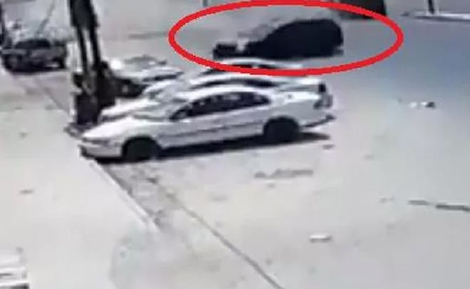 بالفيديو .. سيارة تتأرجح وسط الطريق في السعودية وتصطدم بمركبتين متوقفتين بجانبه