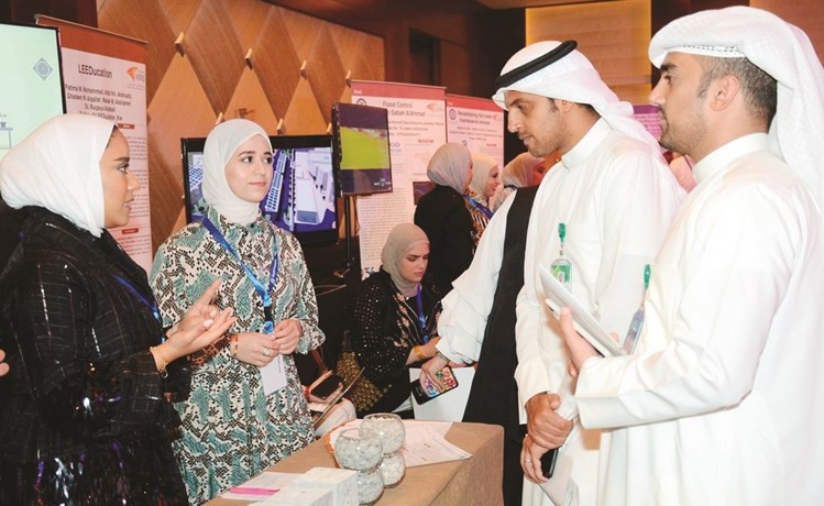 جولة على المعرض واستعراض أحد المشاريع الهندسية﻿