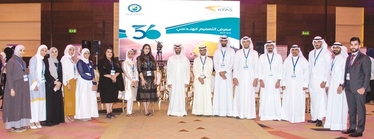 علي البغلي مع طلبة كلية الهندسة والبترول في معرض التصميم الهندسي﻿