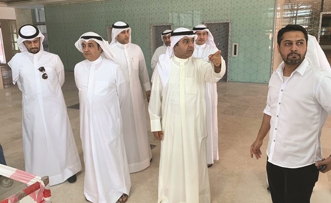 بدر الرفاعي خلال جولته في مبنى المجلس البلدي﻿