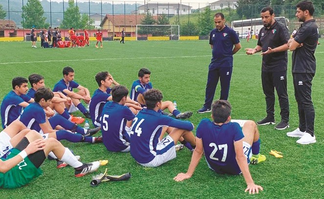 اللاعبون يستمعون لتوجيهات الجهاز الفني﻿