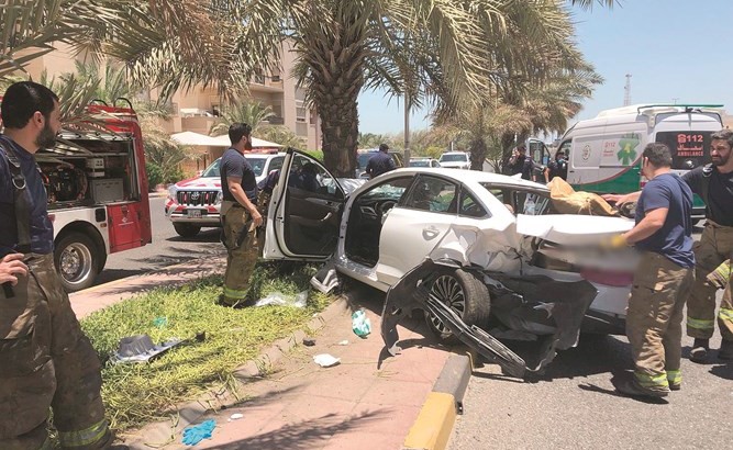 من حادث التصادم الذي وقع بين منطقة مبارك العبدالله وبيان﻿