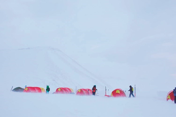 الفريق في موقع لتخيمه وسط عواصف ثلجية﻿
