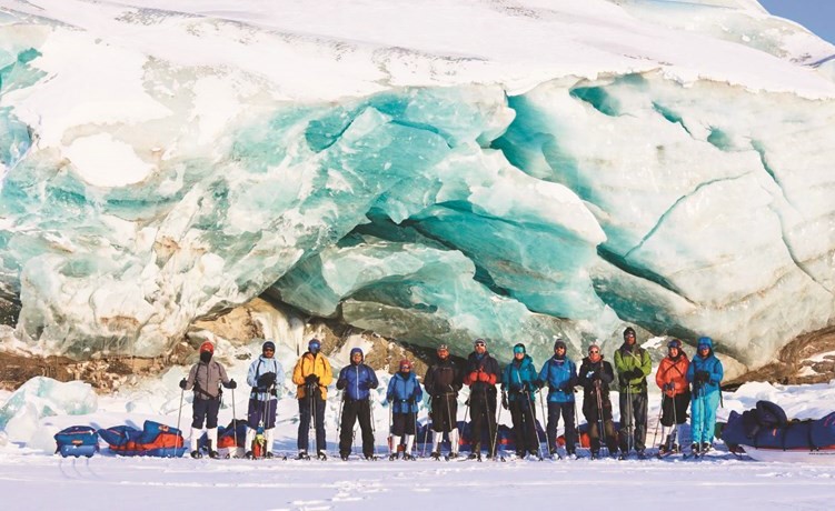 فريق المغامرين الكويتيين أمام جبل جليدي﻿