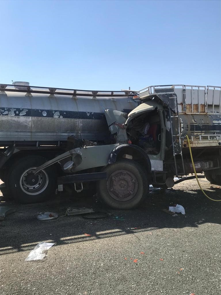 اصابة شخص في حادث تصادم بين صهريجين نقل مياه على طريق المطلاع