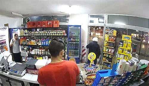 بالفيديو.. لص يطلق النار على نفسه أثناء محاولته سرقة متج