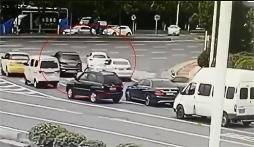 بالفيديو.. يستخدم الفيزياء لإثبات عدم مسؤوليته عن حادث مروري