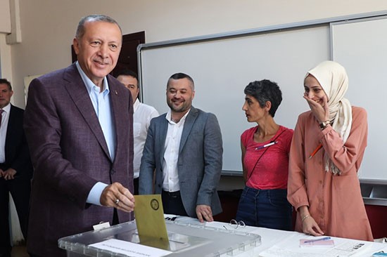 الرئيس التركي رجب طيب إردوغان خلال إدلائه بصوته 