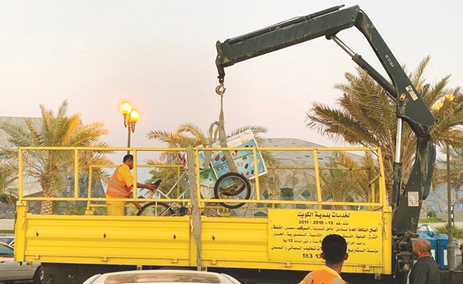 رفع إحدى عربات الآيس كريم المخالفة﻿