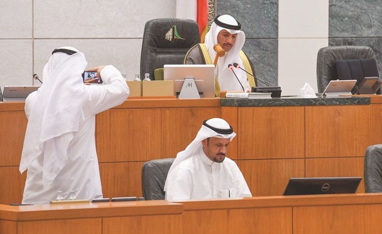 رئيس مجلس الأمة مرزوق الغانم يرفع الجلسة﻿