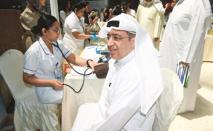 م.محمد بوشهري واطمئنان على ضغط الدم ﻿
