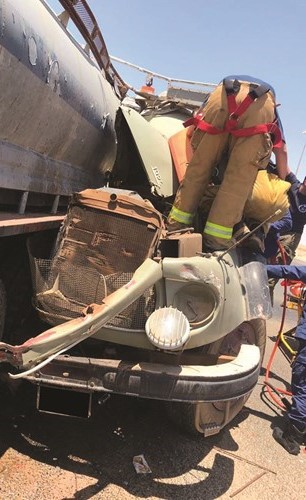أحد رجال الأطفاء خلال انقاذ السائق من داخل كابينة الصهريج﻿