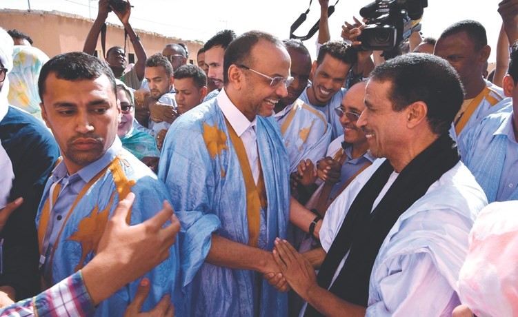 مرشح المعارضة الرئيسي سيدي محمد ولد بوبكر عقب الادلاء بصوته امس الاول 	(أ.ف.پ)﻿