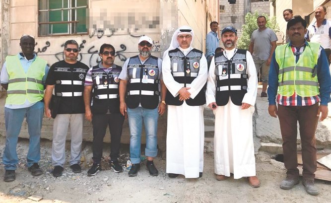 رئيس وأعضاء فريق الضبطية القضائية خلال الجولة ﻿