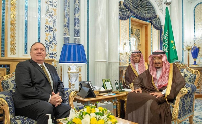 خادم الحرمين الملك سلمان بن عبد العزيز خلال استقباله وزير الخارجية الأميركي مايك بومبيو في قصر السلام (واس)