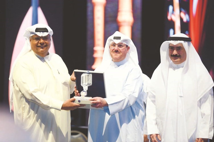 الوكيل المساعد لقطاع الإذاعة الشيخ فهد المبارك مكرما أنور عبدالله﻿