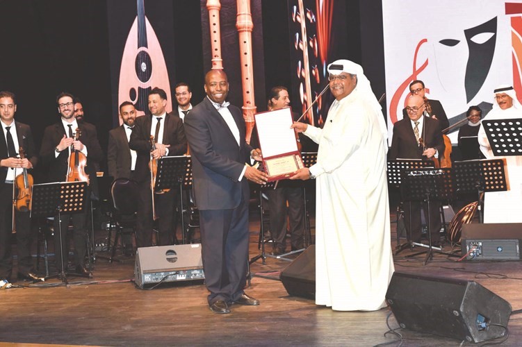 تكريم المايسترو أحمد حمدان من قبل الملحن أنور عبدالله﻿