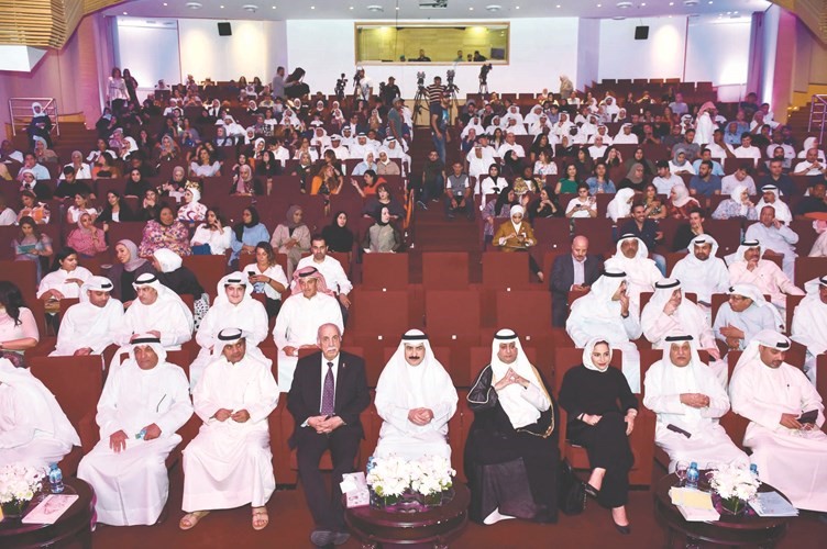كبار مسؤولي المجلس الوطني للثقافة والفنون والآداب يتوسطون الحضور﻿