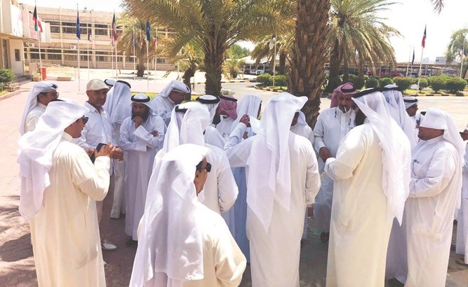 أصحاب مكاتب التاكسي الجوال خلال تجمعهم مقابل مكتب وكيل وزارة الداخلية المساعد لشؤون المرور﻿