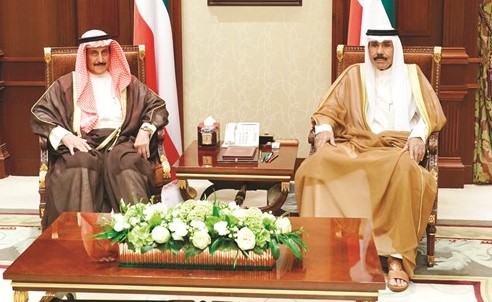 سمو ولي العهد الشيخ نواف الأحمد مستقبلا الشيخ د.إبراهيم الدعيج ﻿
