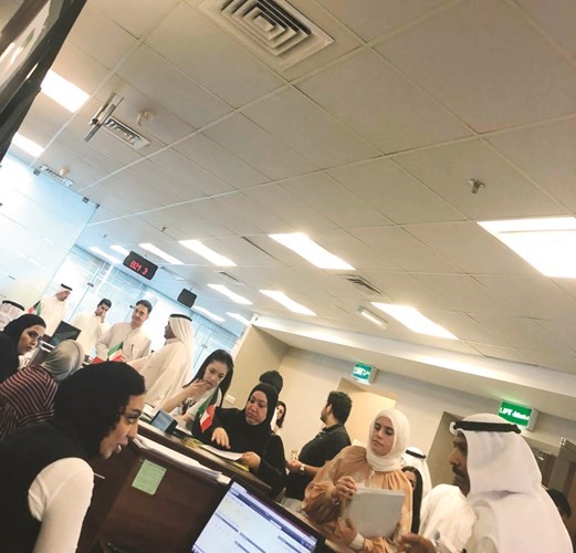 عدد من الطلبة وأولياء أمورهم خلال نقاشهم مع موظفي وزارة التعليم العالي﻿