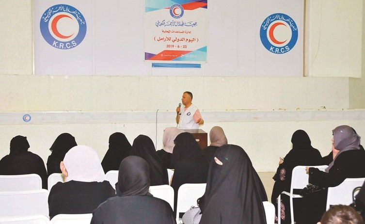 جانب من توزيع المساعدات الإنسانية لـ 100 امرأة أرملة﻿