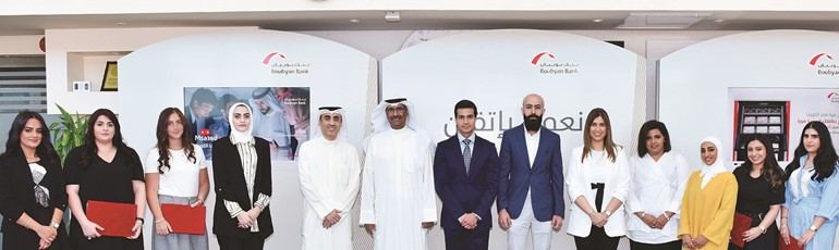 لقطة تذكارية مع الفائزات بالمسابقة﻿