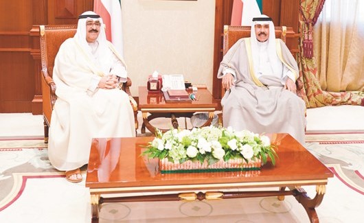 سمو ولي العهد الشيخ نواف الأحمد مستقبلا الشيخ مشعل الأحمد ﻿