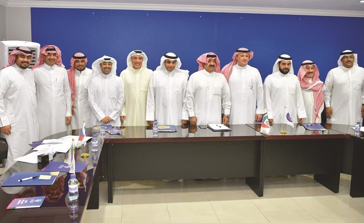 الشيخ احمد اليوسف وأحمد عقلة وأعضاء مجلس ادارة الاتحاد وطلال آل الشيخ وممثلو أتدية الكويت والعربي والسالمية خلال توقيع العقود﻿