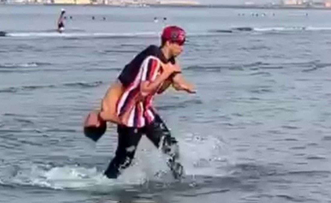 بالفيديو..  سعودي وشقيقته ينقذان أبا وابنه من الغرق