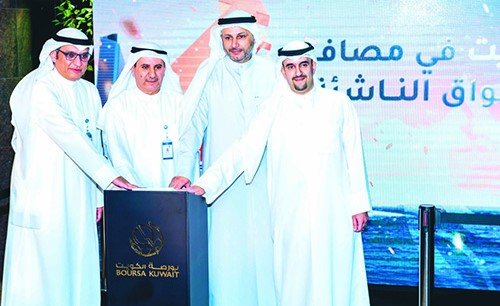 محمد العصيمي ومثنى الصالح وخلدون الطبطبائي خلال قرع جرس التداول أمس (قاسم باشا)﻿